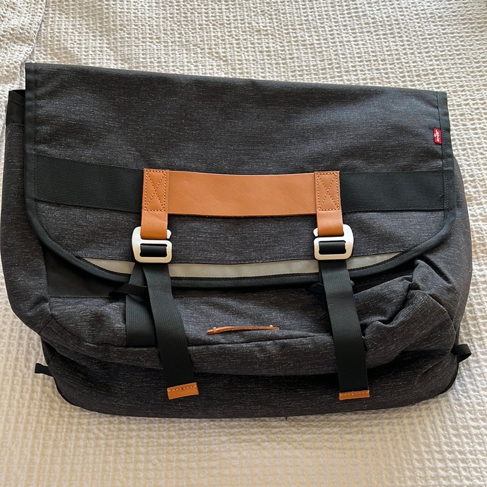 Levi’s Men’s Messenger Bag